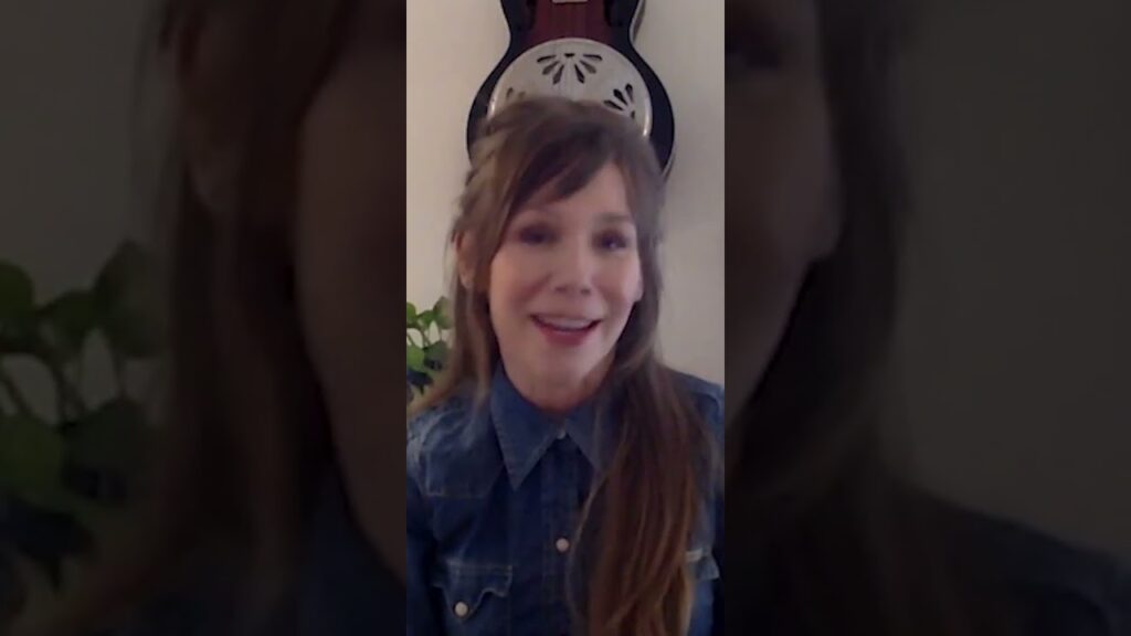 Sara Jean Stevens shares living a farm girl life & her household was full of great music! #podcasts